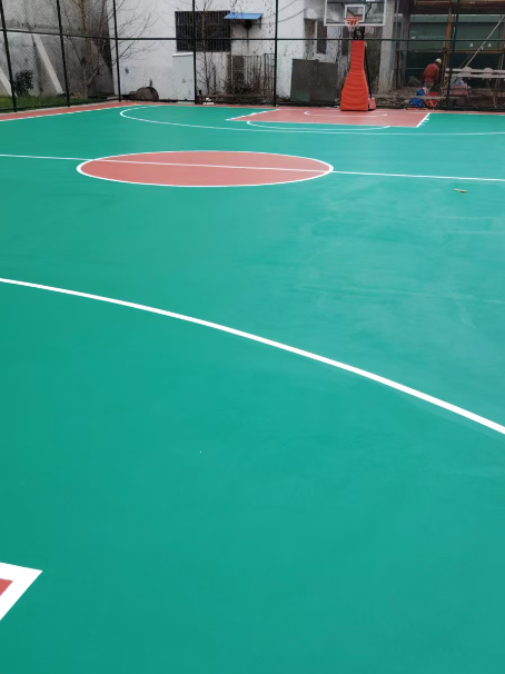 阎良 球场长期使用易出现地面开裂